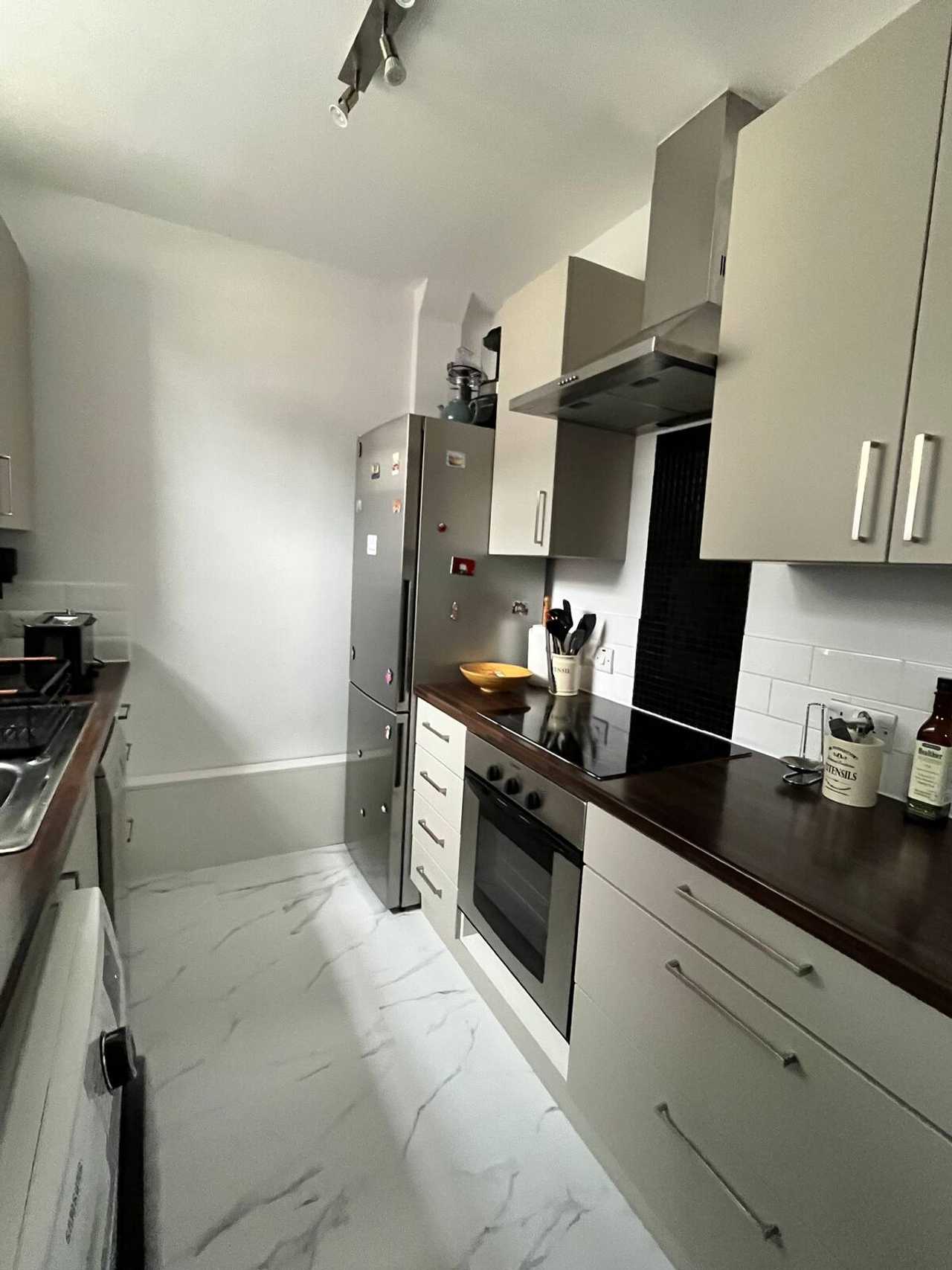 North London City Skyline Views - Spacious Double w/ TV, kingsize bed, workspace