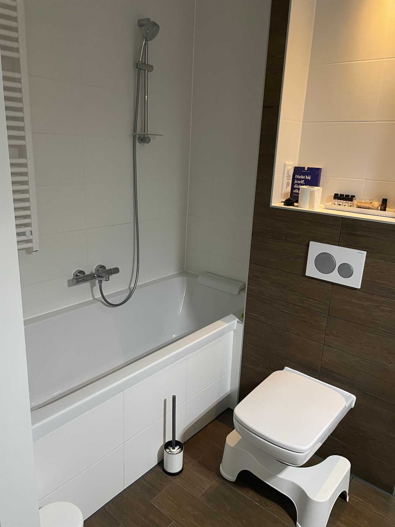 Comfy spacious whole house close to the train. Long term stayer, January-March!
