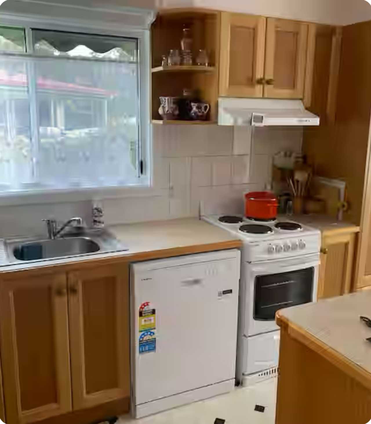 Walk to the lake from this waterview self contained holiday guesthouse.