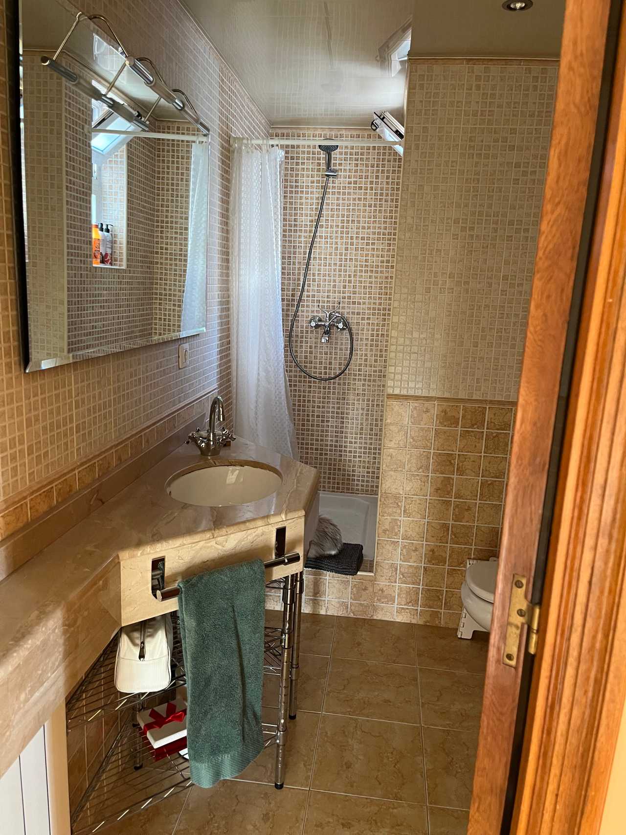 Comfortable double room with its own terrace and lovely views in an attic duplex