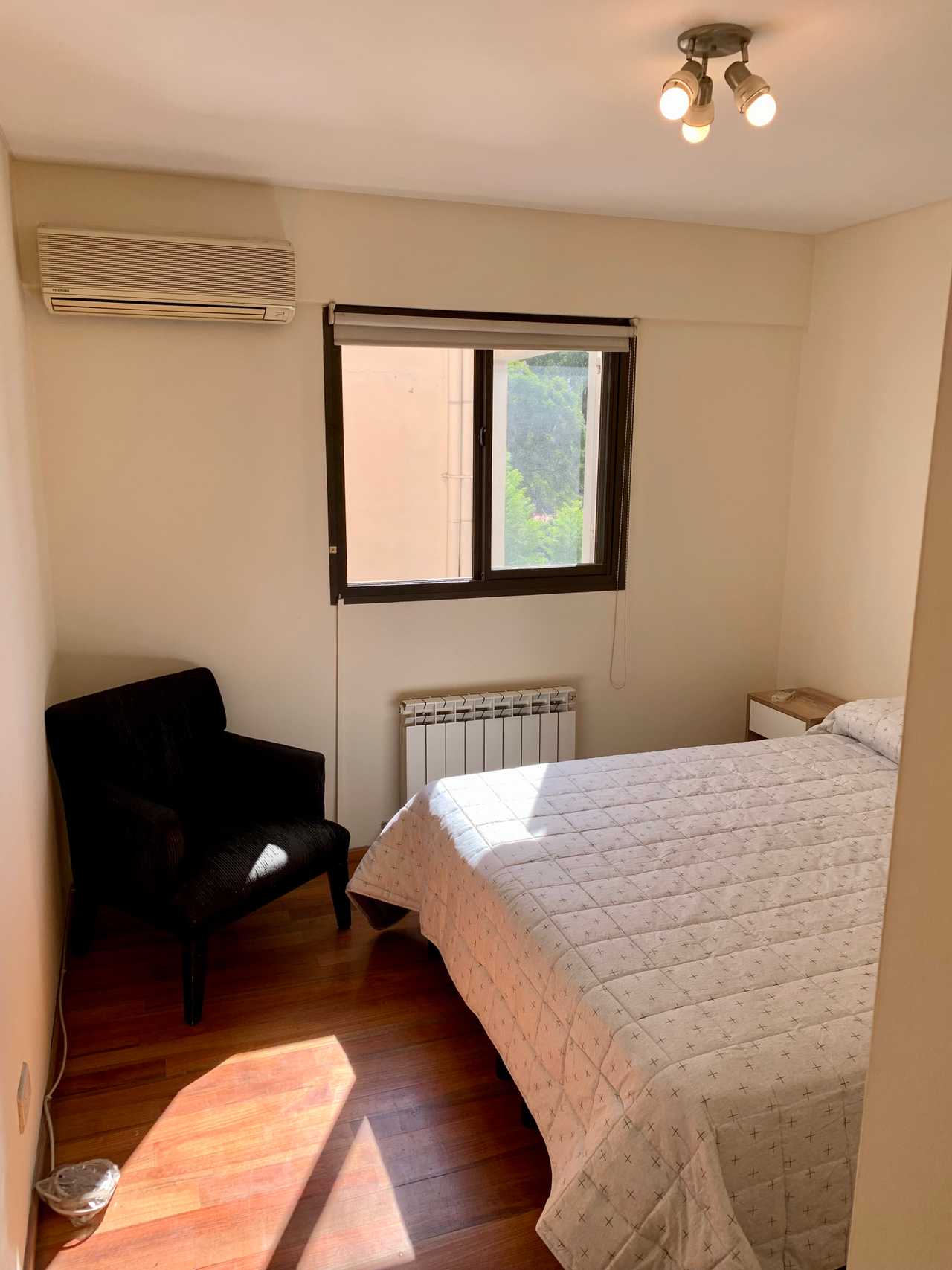 Private room with en-suite bathroom. Vegan host. Great location in Mendoza city!