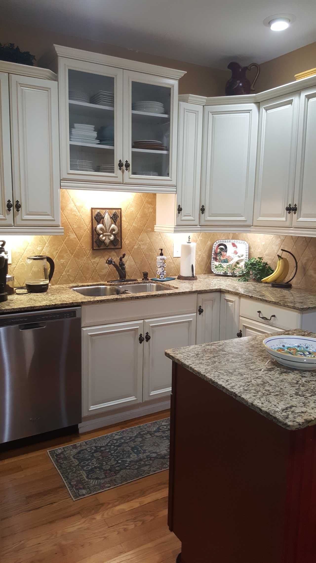 Warm & Welcoming Guest Room, Historic District -3 miles to Downtown!