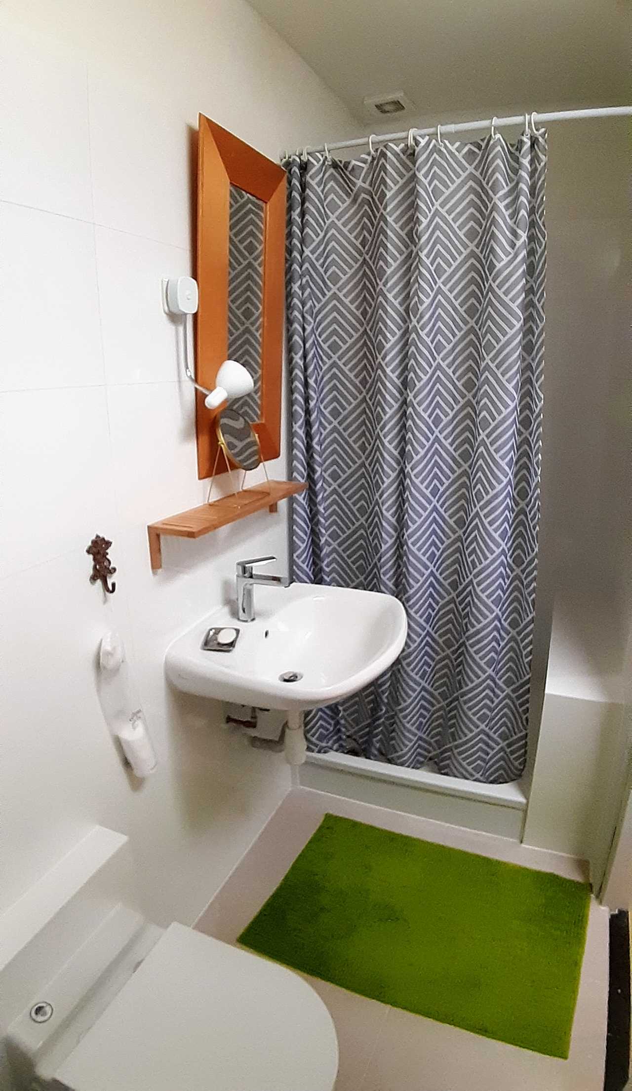 Lovely furnished city room in quiet & clean duplex in very vegan friendly town