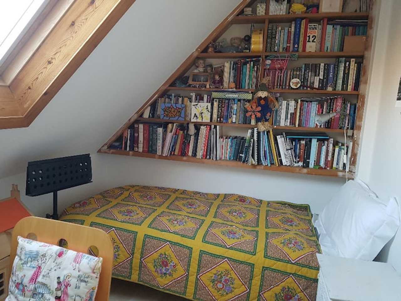 Vegan Household in London with Breakfast Downstairs and Privacy upstairs.