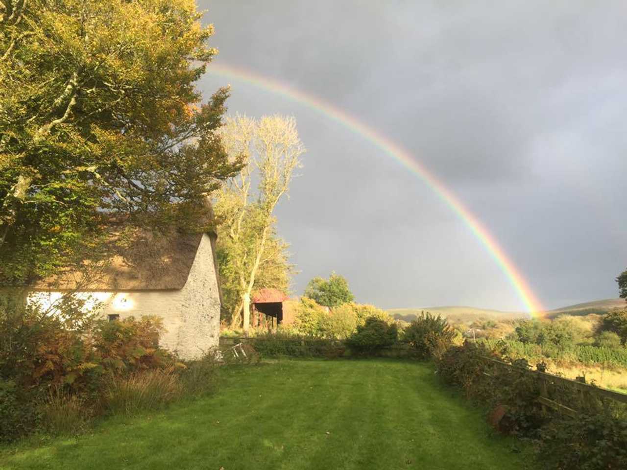 Magical 18th thatched cottage with stunning views, amazing vegan meals & hot tub