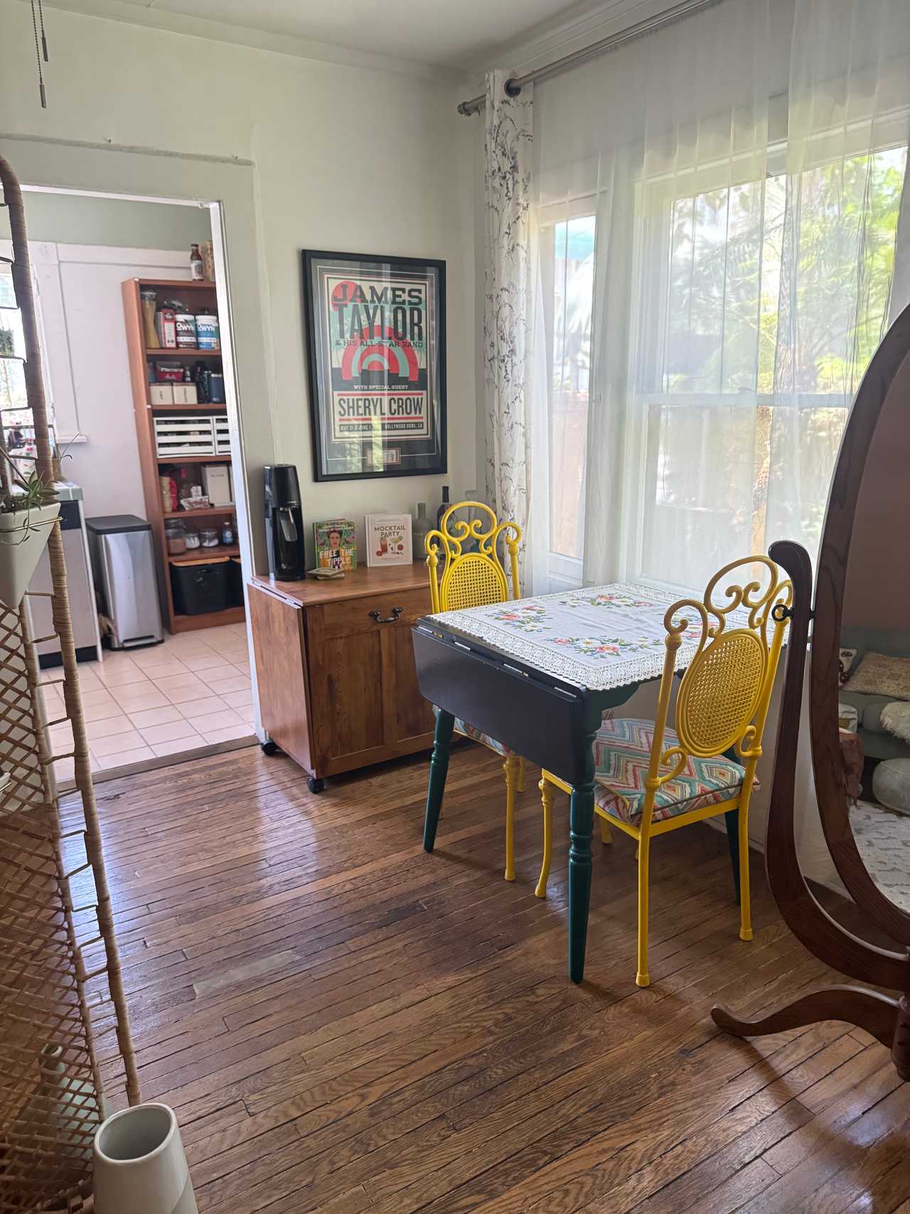 One bedroom artist bungalow in the heart of Hollywood