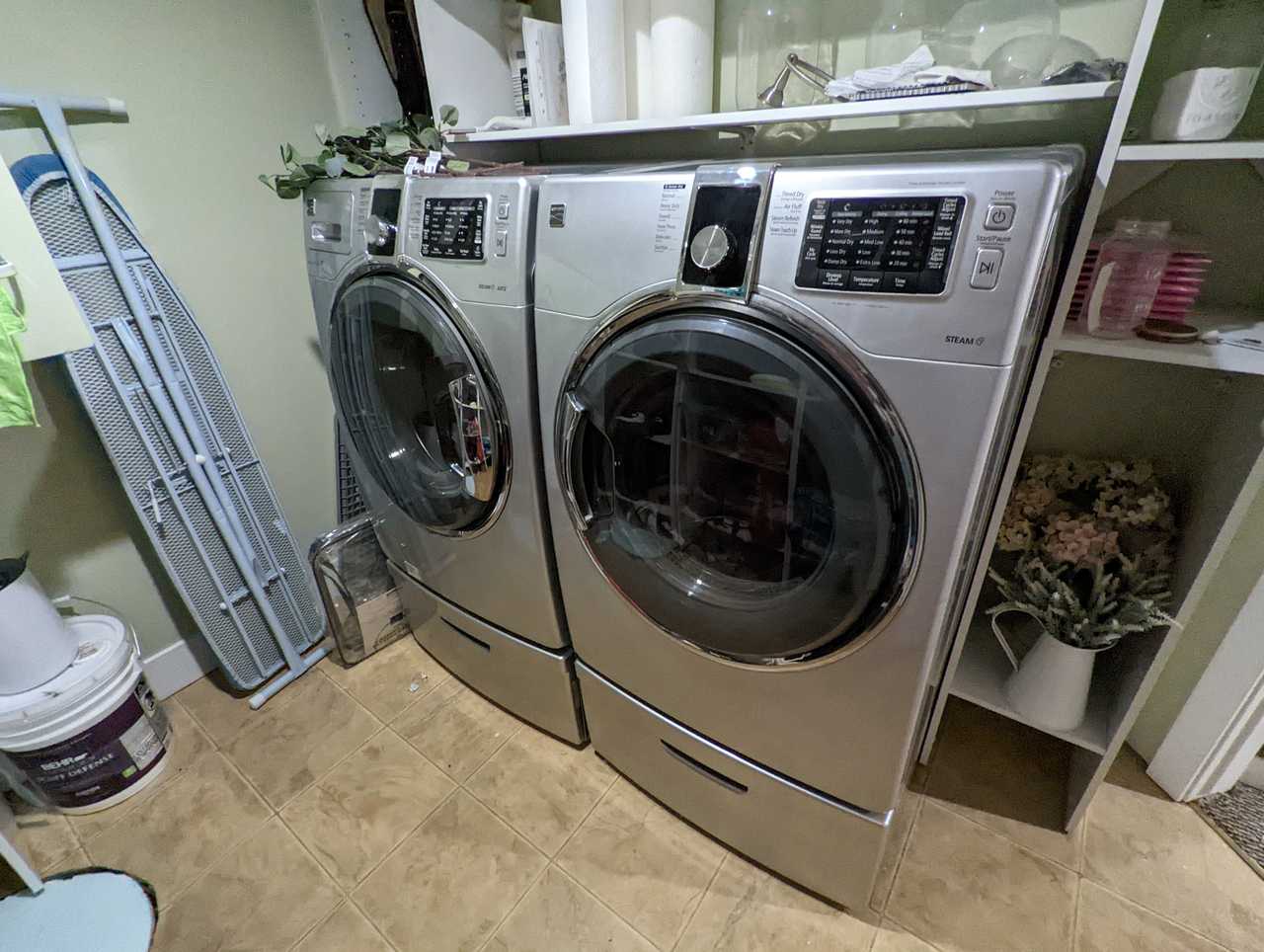 Free cozy bedroom close to downtown, easily accessible by public transport.