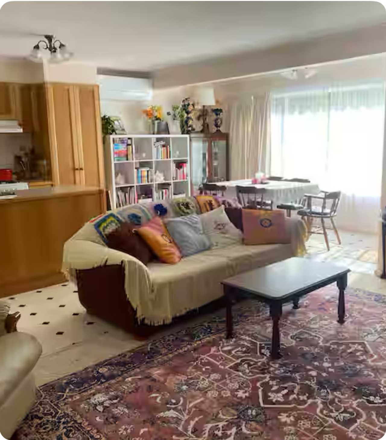 Walk to the lake from this waterview self contained holiday guesthouse.