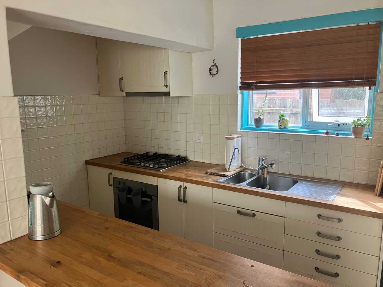 1 Bedroom Apartment in Elwood, close to St Kilda shops and Botanical Gardens.