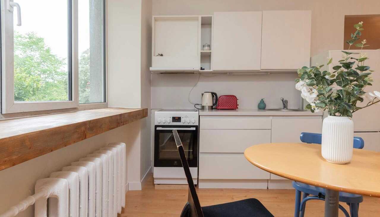 Sunny, spacious 3 bedroom apartment 1,6km from Old Town, seaside walking areas.