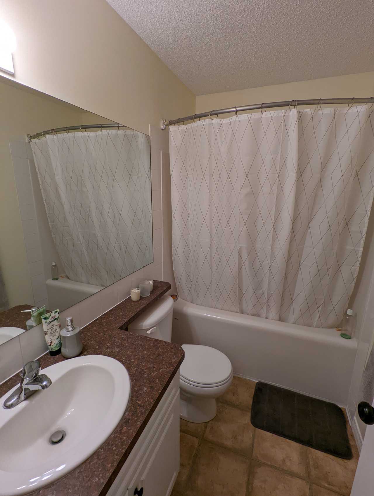 Free cozy bedroom close to downtown, easily accessible by public transport.