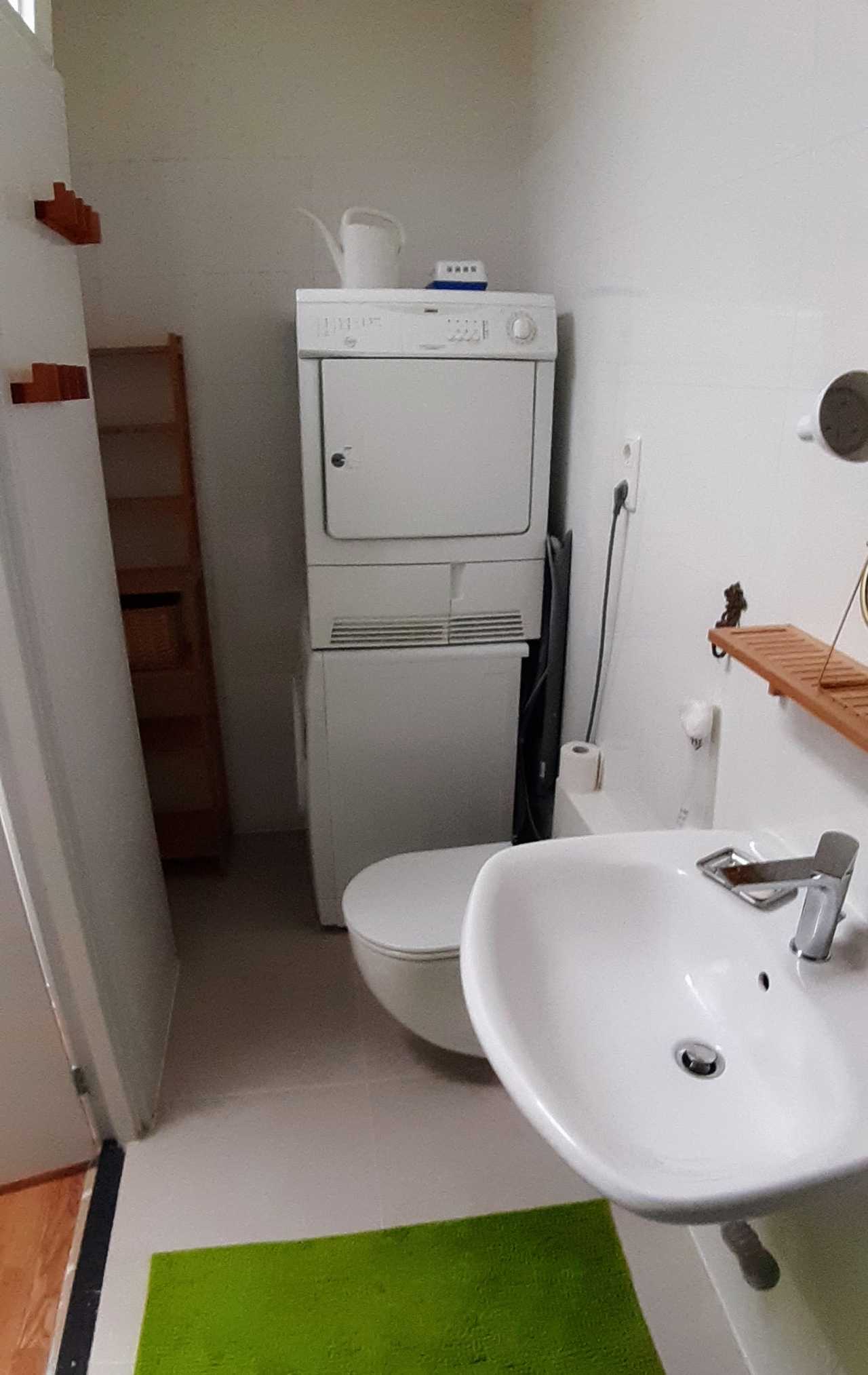 Lovely furnished city room in quiet & clean duplex in very vegan friendly town