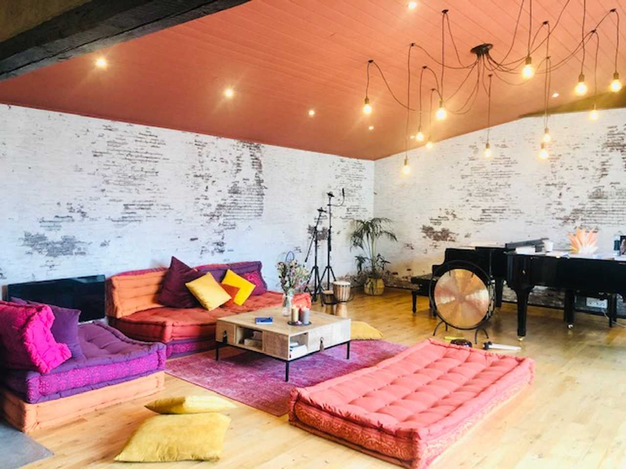Art & Spiritual unique huge Loft 1h from Paris