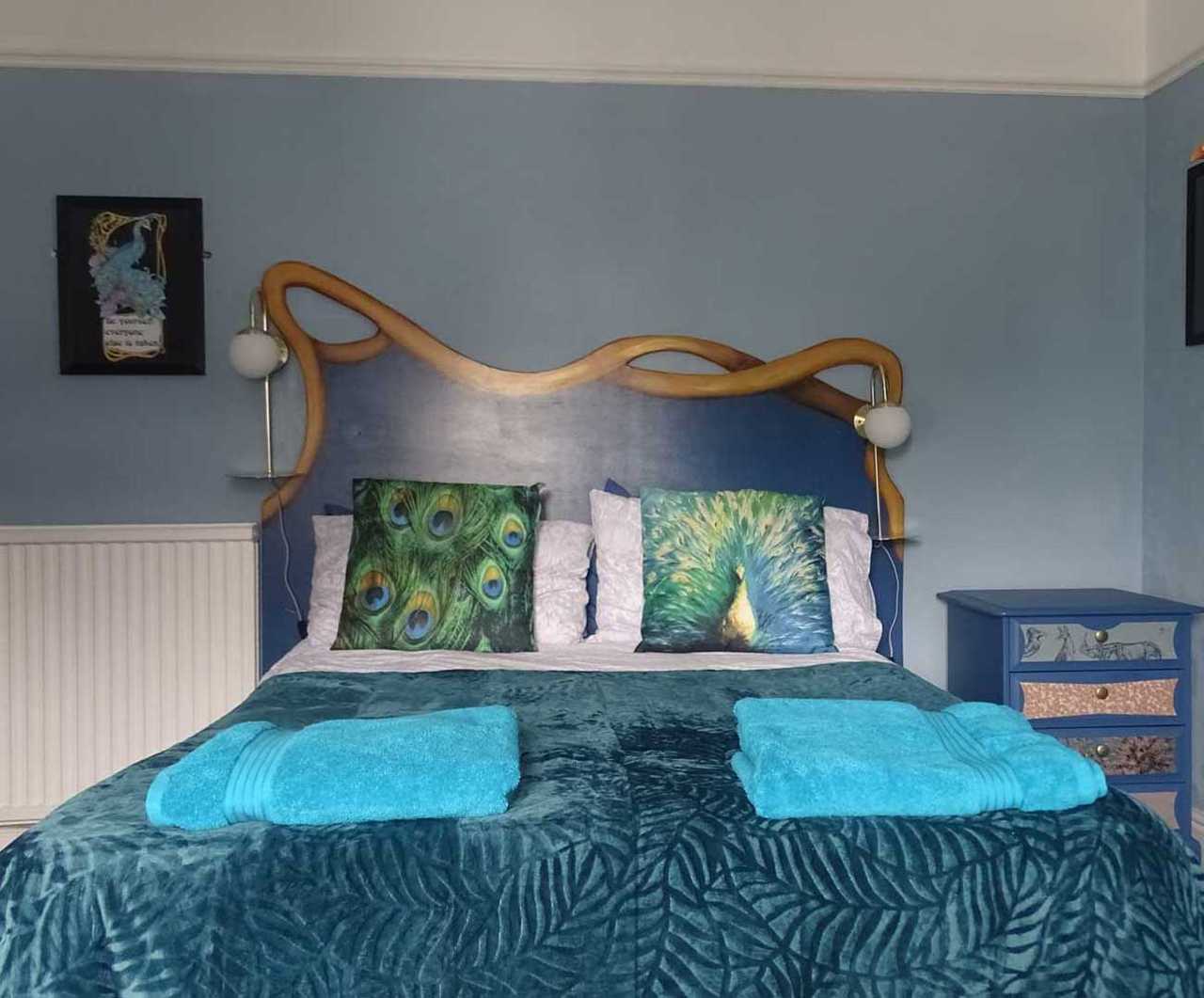 Unique book-themed dog-friendly vegan guesthouse near sandy beach - Torbay Devon