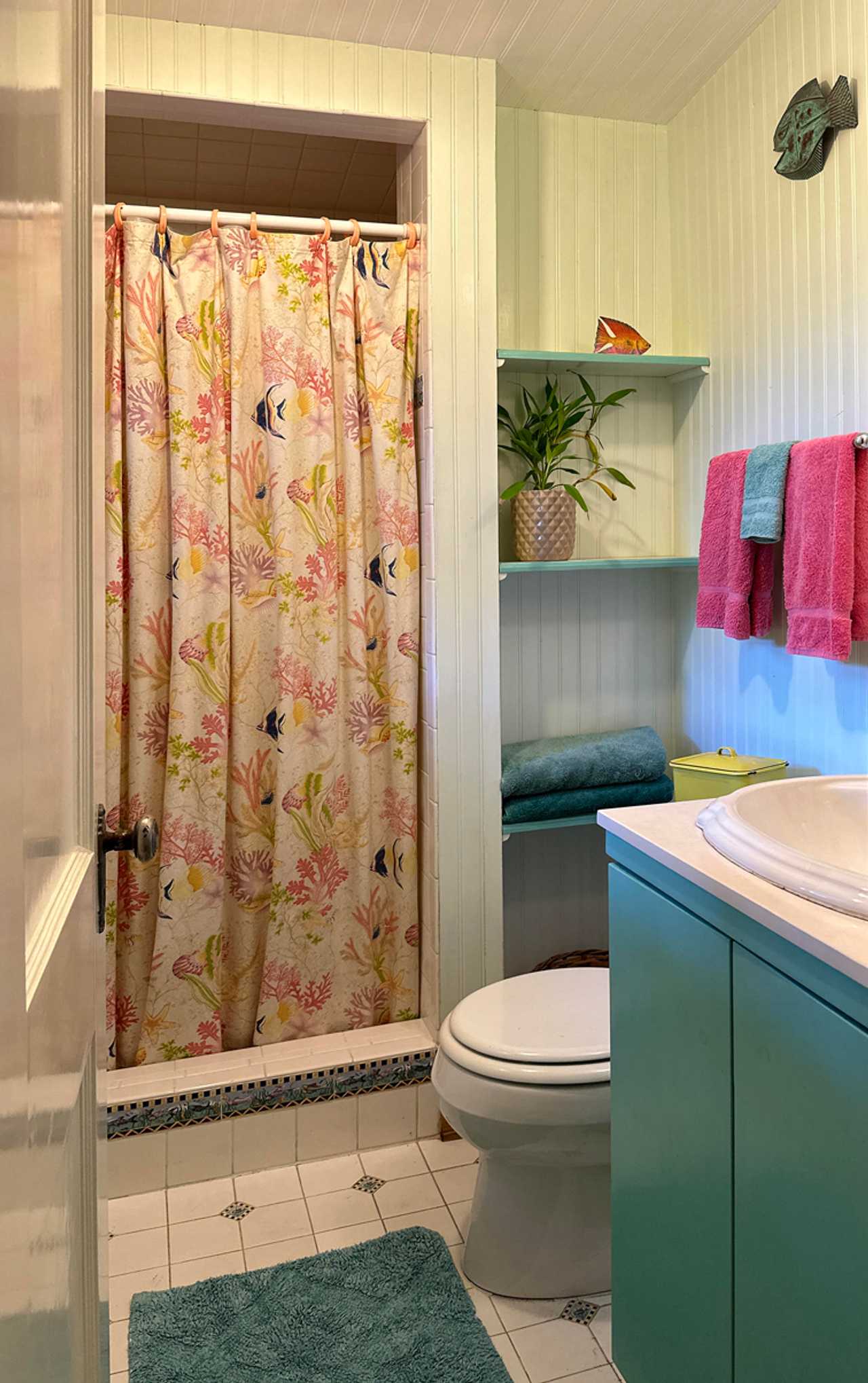 Room and bathroom in charming old house, near many amenities.
