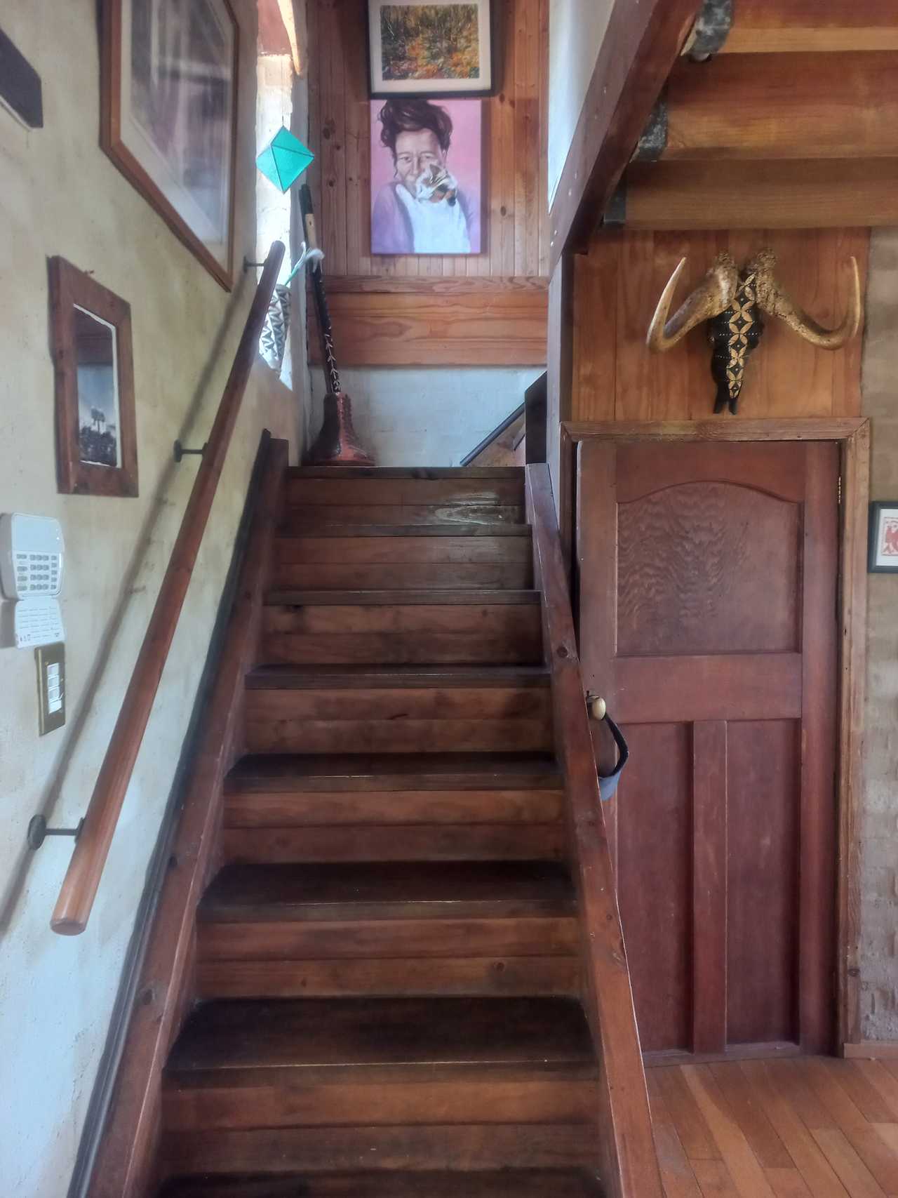 Quiet, quaint, artists 2 bedroom home, close to beaches and mountain walks.