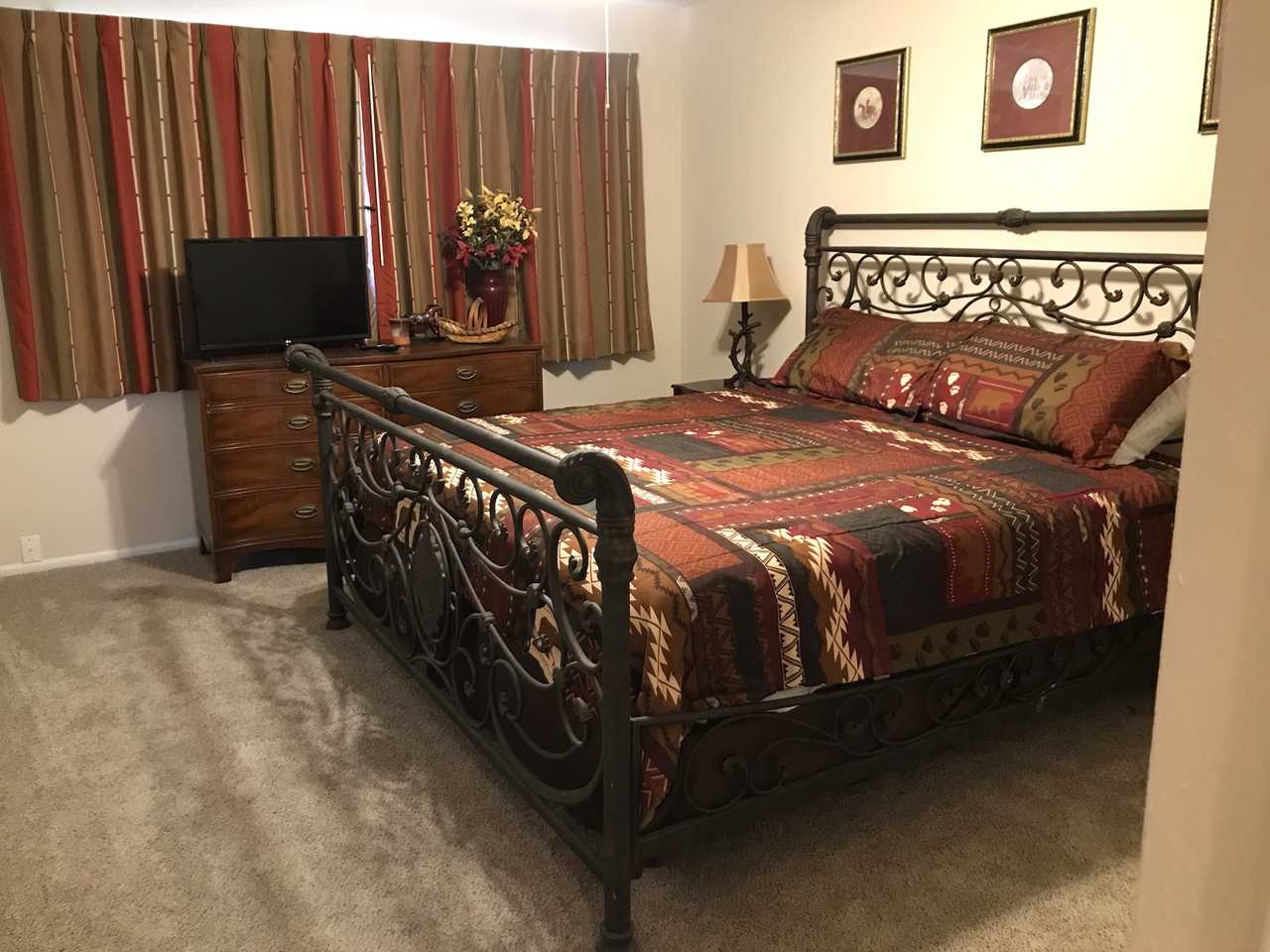 Cozy condo in a sky Island Mountain town. Walking distance to midtown fun!