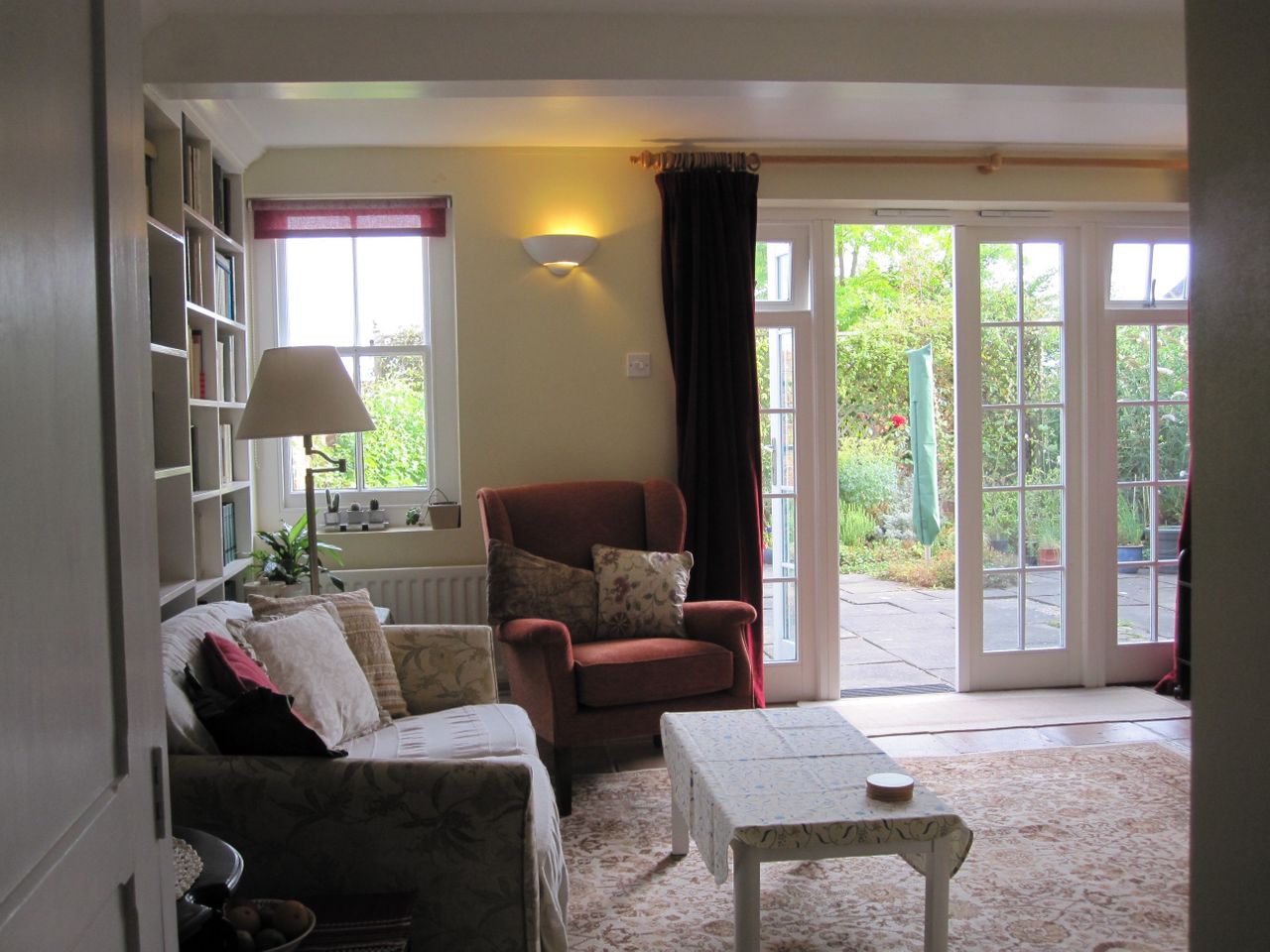 Quiet, spacious garden flat, easy walk to town.