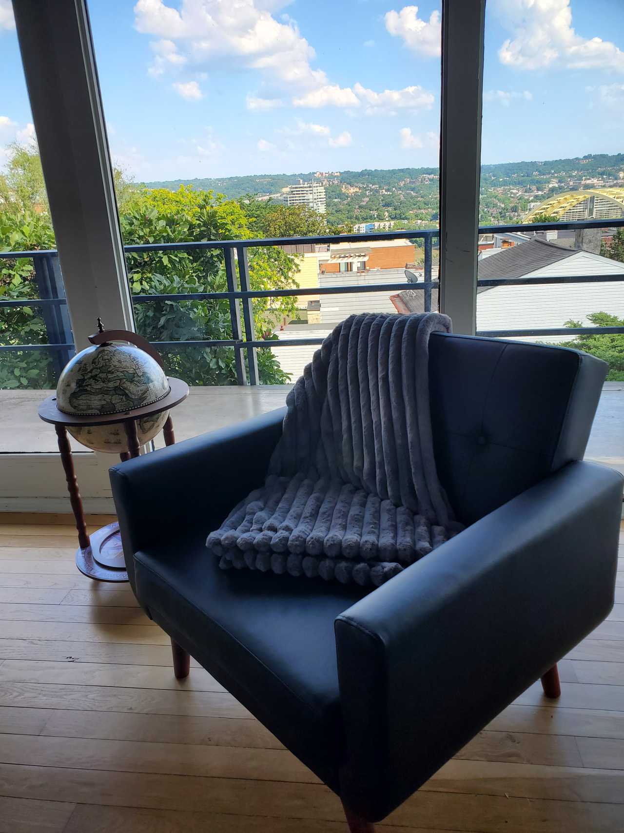 Mt. Adams Garden Villa Lookout - 4BR, 3Bath, Hot Tub, Balcony, Deck, Billiards
