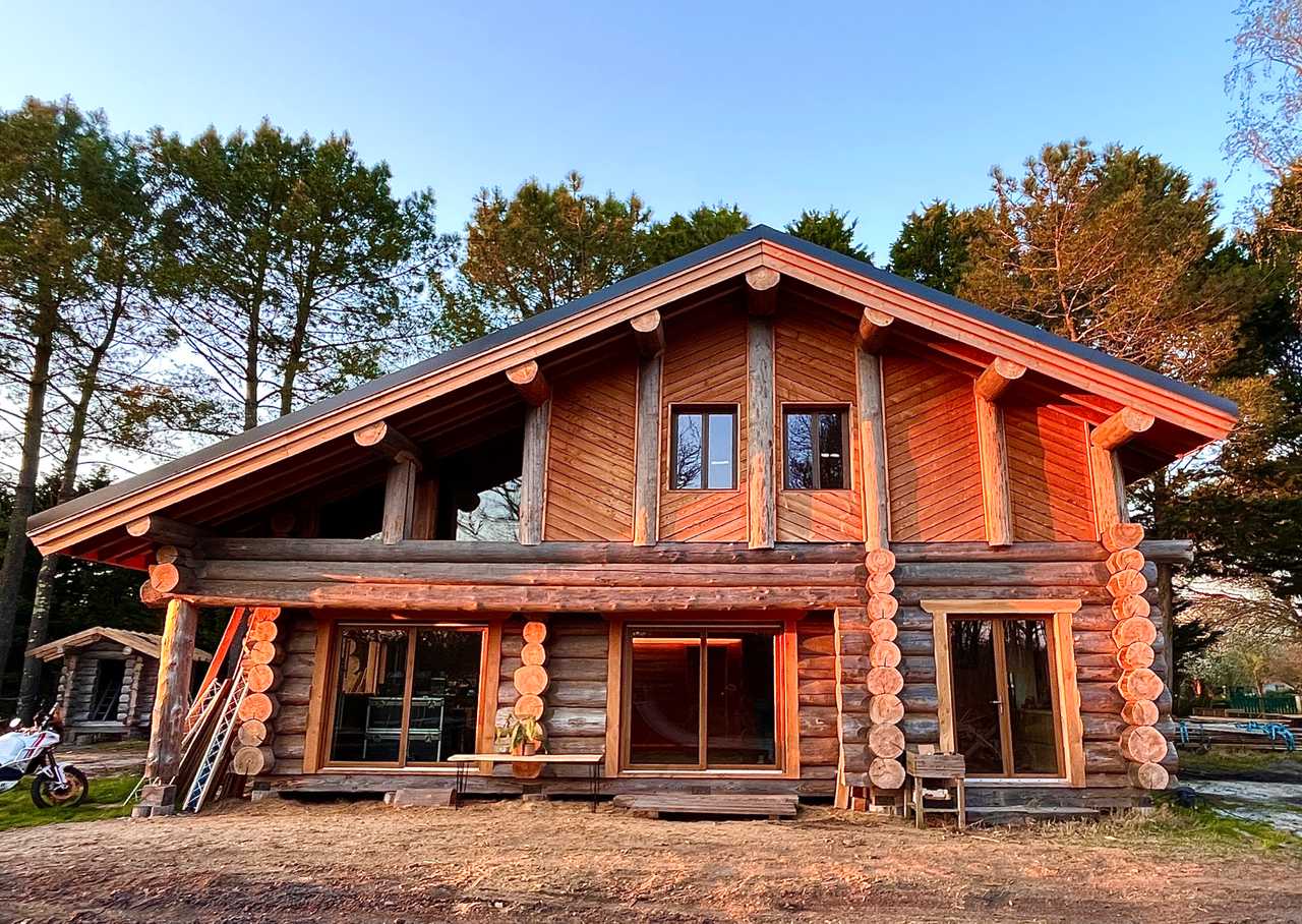 Maison en fuste construite de nos mains, entre la forêt et l'océan.,