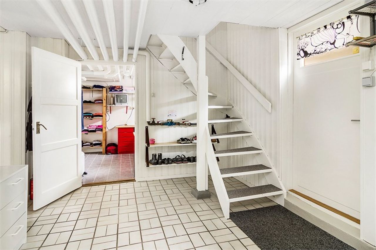 Cozy room two blocks from food stores, sports arenas and forest