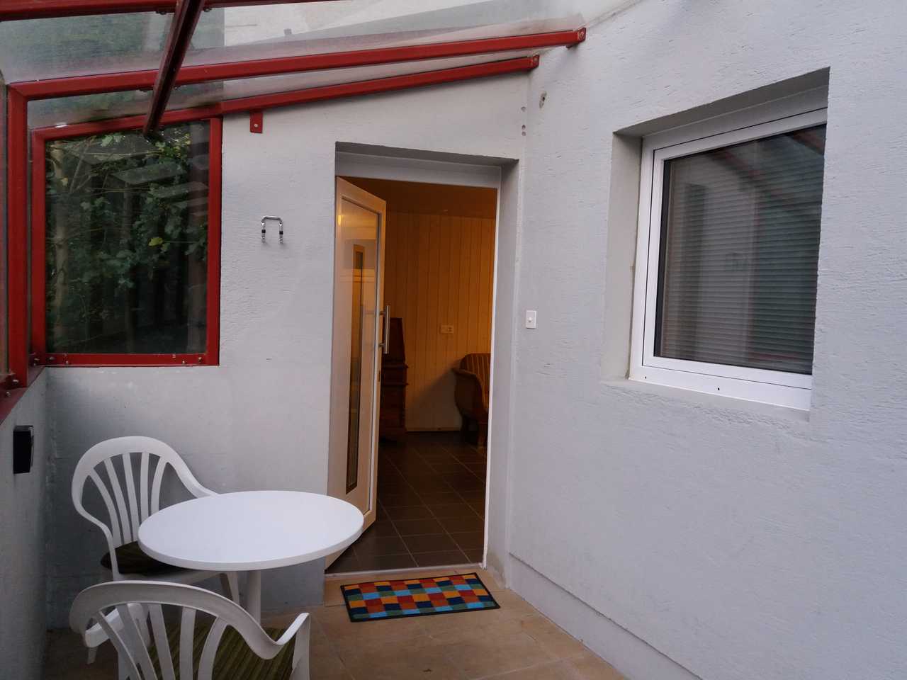 Quiet room in leafy area close to the town centre