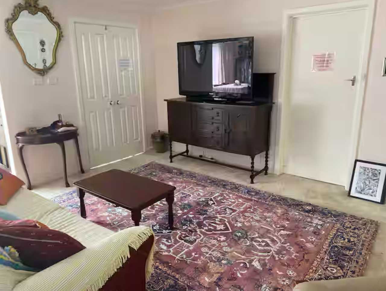Walk to the lake from this waterview self contained holiday guesthouse.