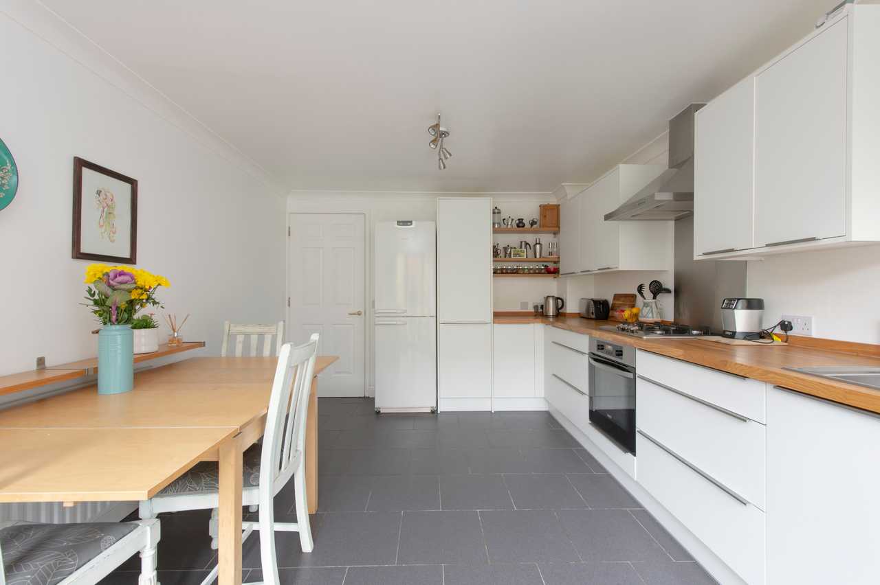 Arty 1 bedroom townhouse with garden