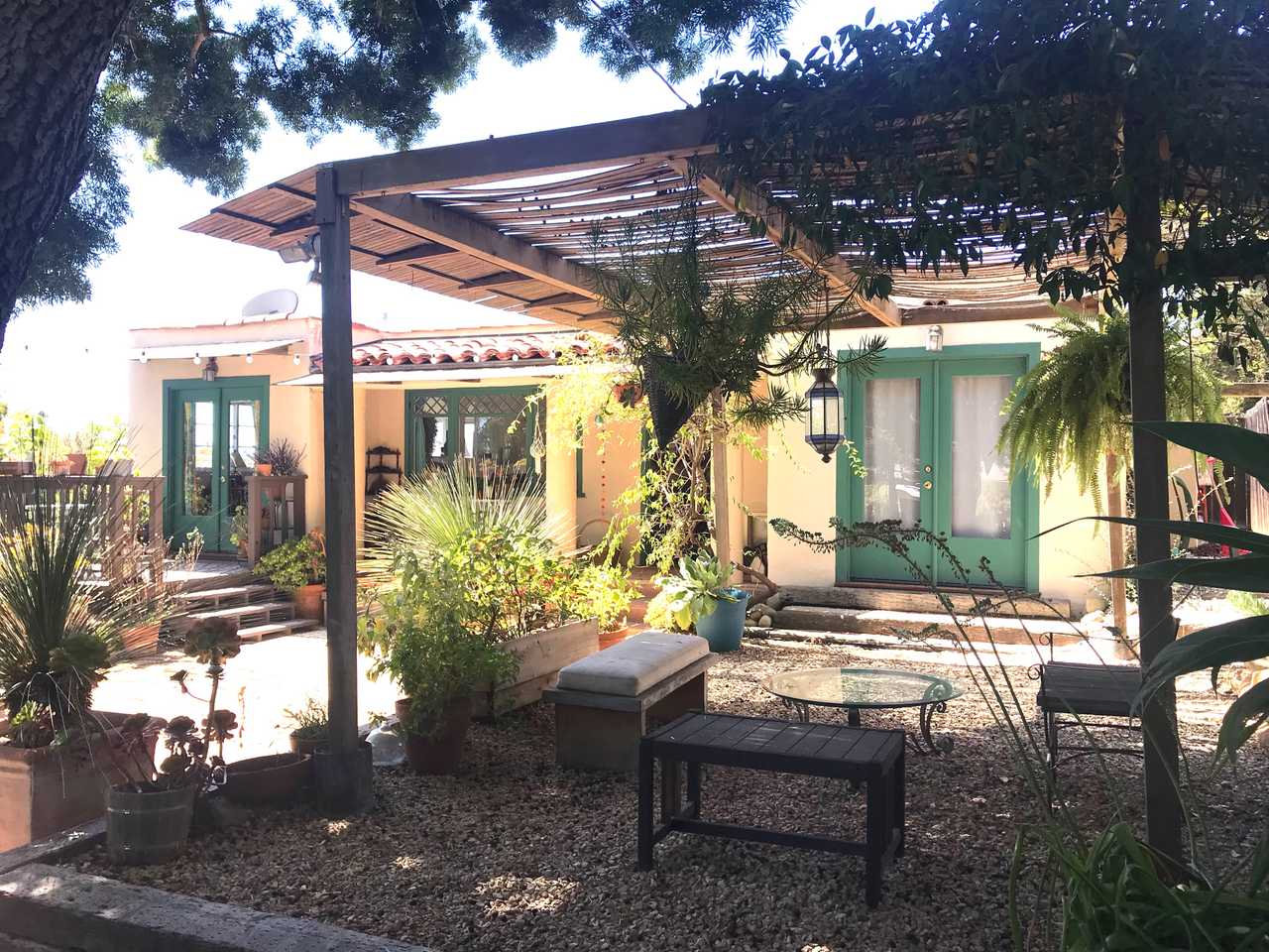 Spend the summer in charming bungalow, Santa Barbara, bike to beach and downtown