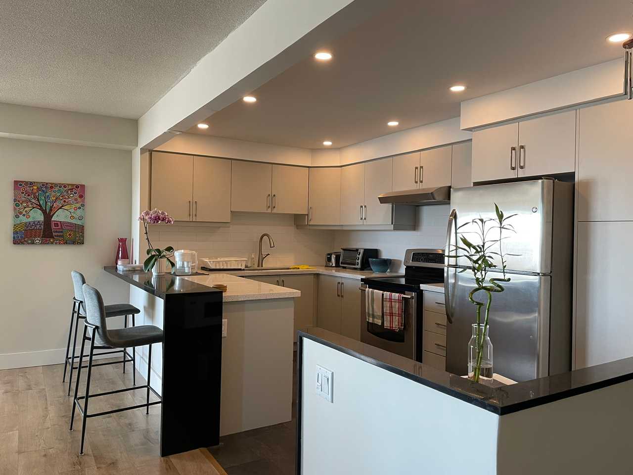 Spacious with a lot of natural light; easy access to public transit (Line 5).