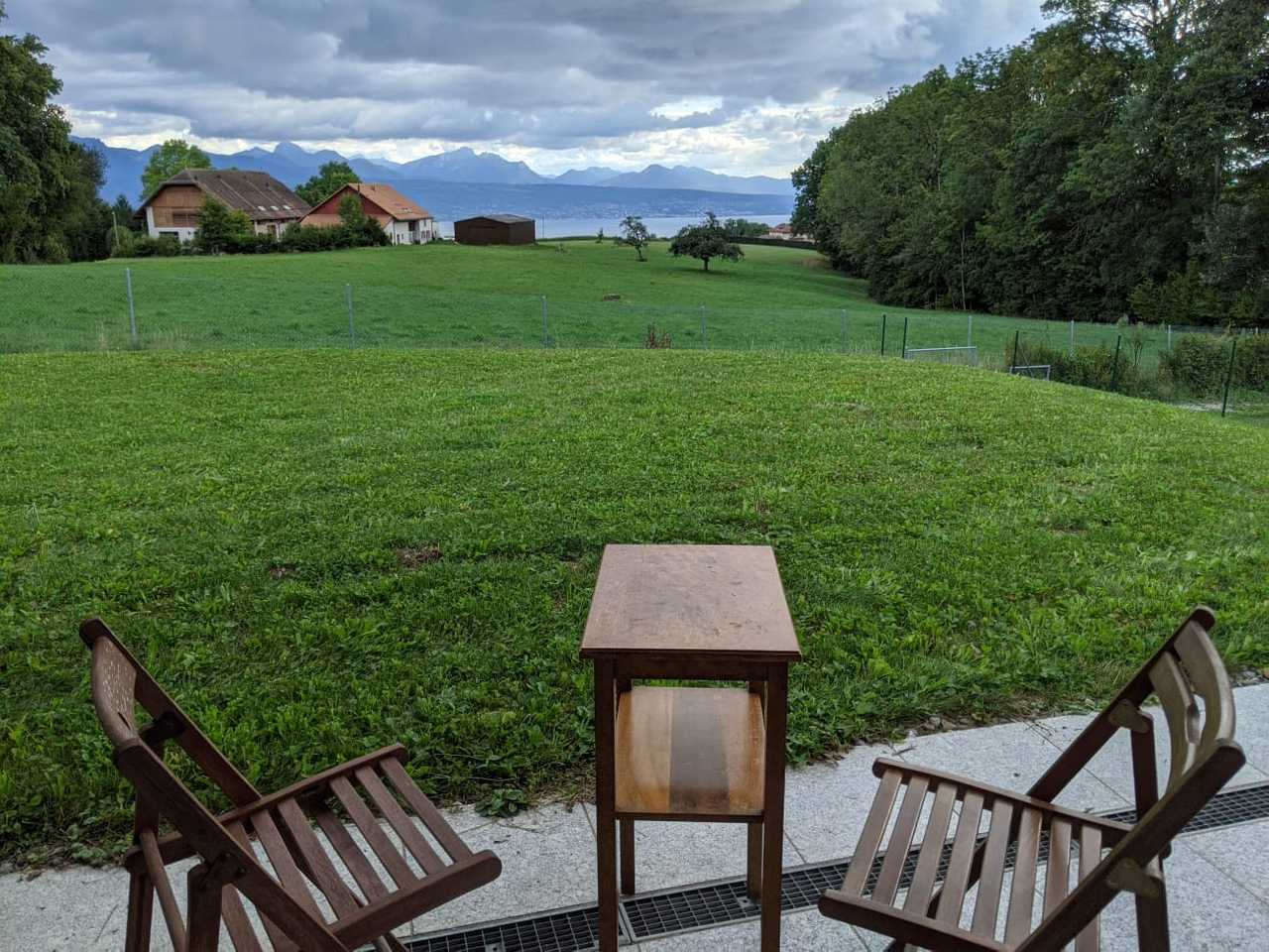 Cozy double room in the middle of nature, with views on lake Leman