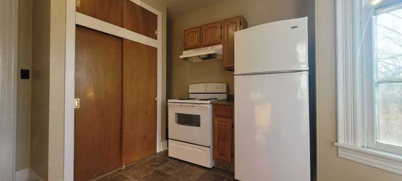 Tranquil Retreat with Furry Companionship: Private Room in Pet-Friendly Home