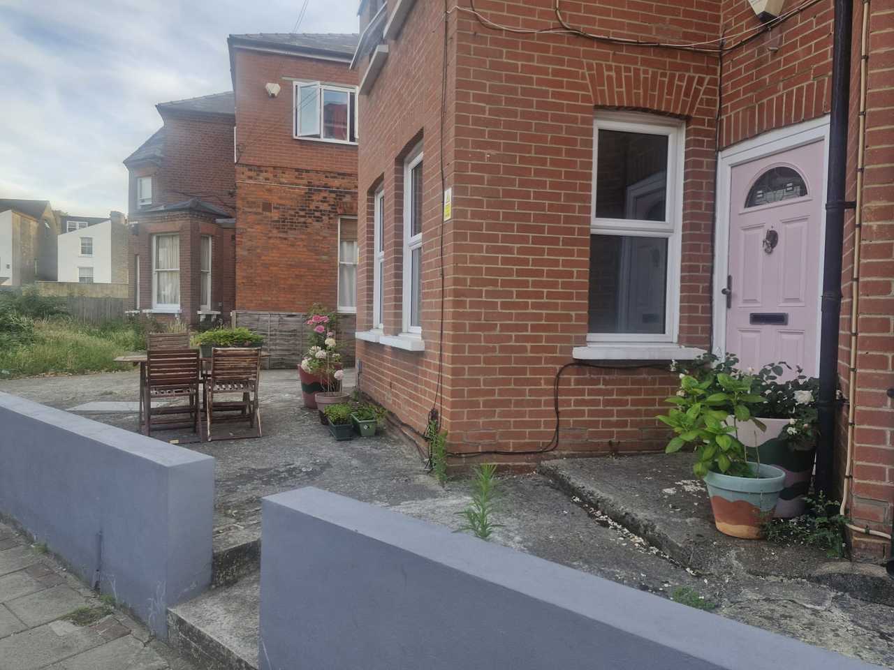Spacious private room, under 10 minutes from the station.