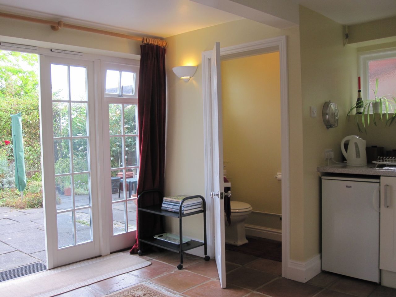 Quiet, spacious garden flat, easy walk to town.