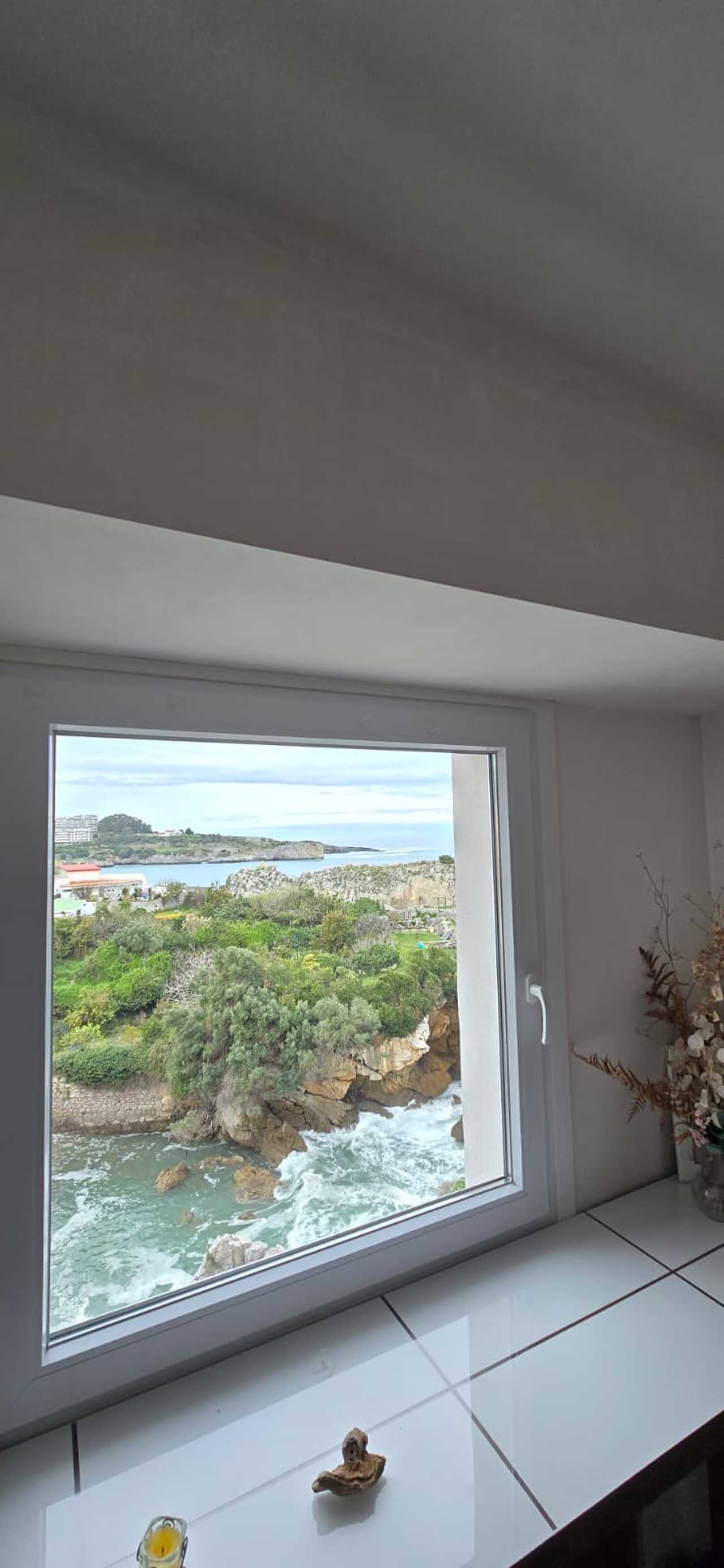 Beautiful seaside apartment with direct beach access and wonderful sea views.