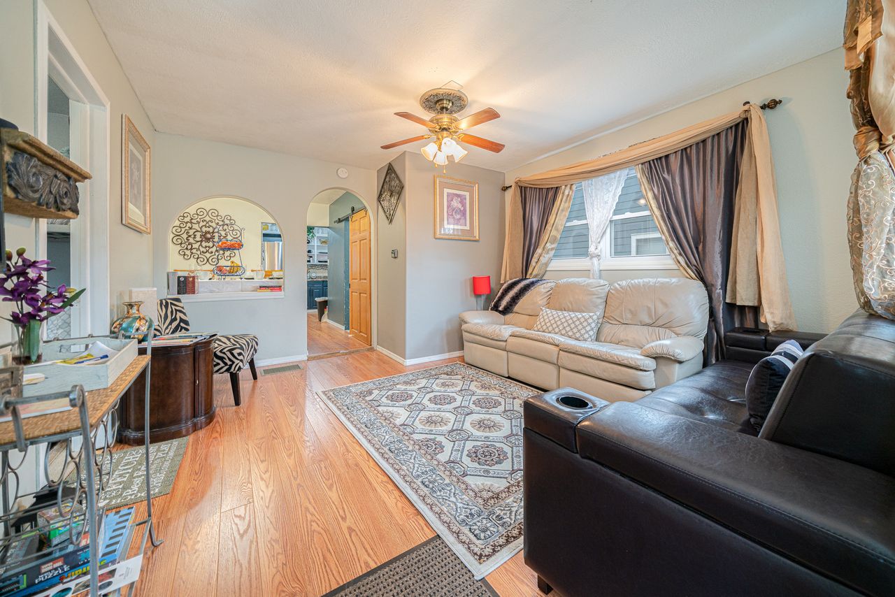 Entire Home-Vegan Friendly and Pet-Friendly, Fenced Yard & Breakfast