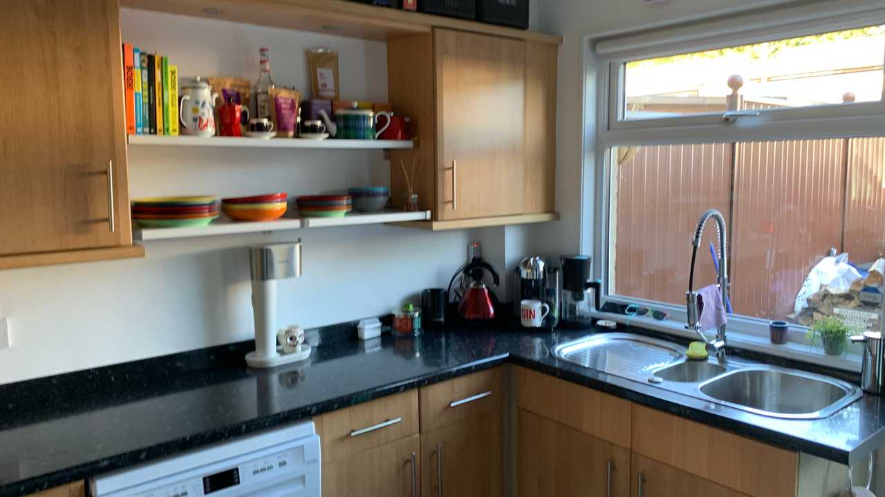 Easy access to City Centre & UHW Heath Hospital