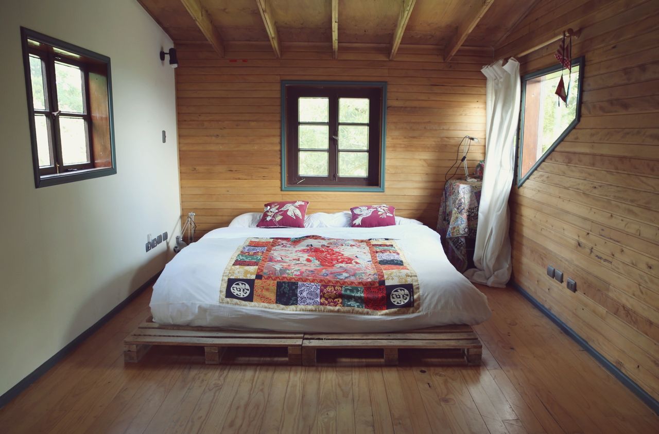 Big private bedroom in lovely-cozy house surrounded by green!!