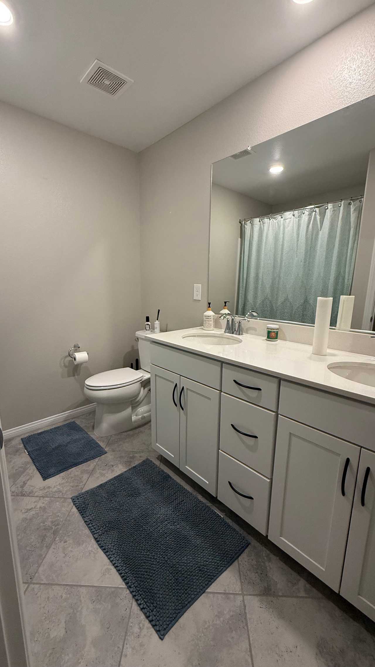 Las Vegas Vegan Stay - Stylish Room in a New Home