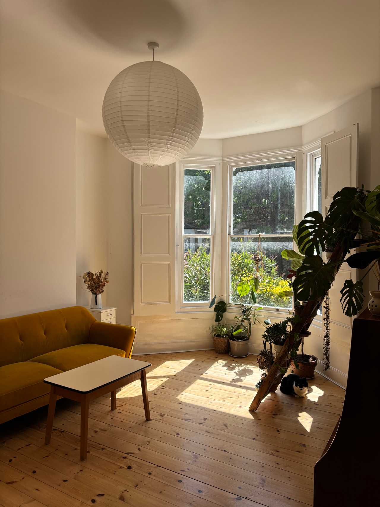 Gorgeous room for female guest in Victorian garden apartment in Dalston