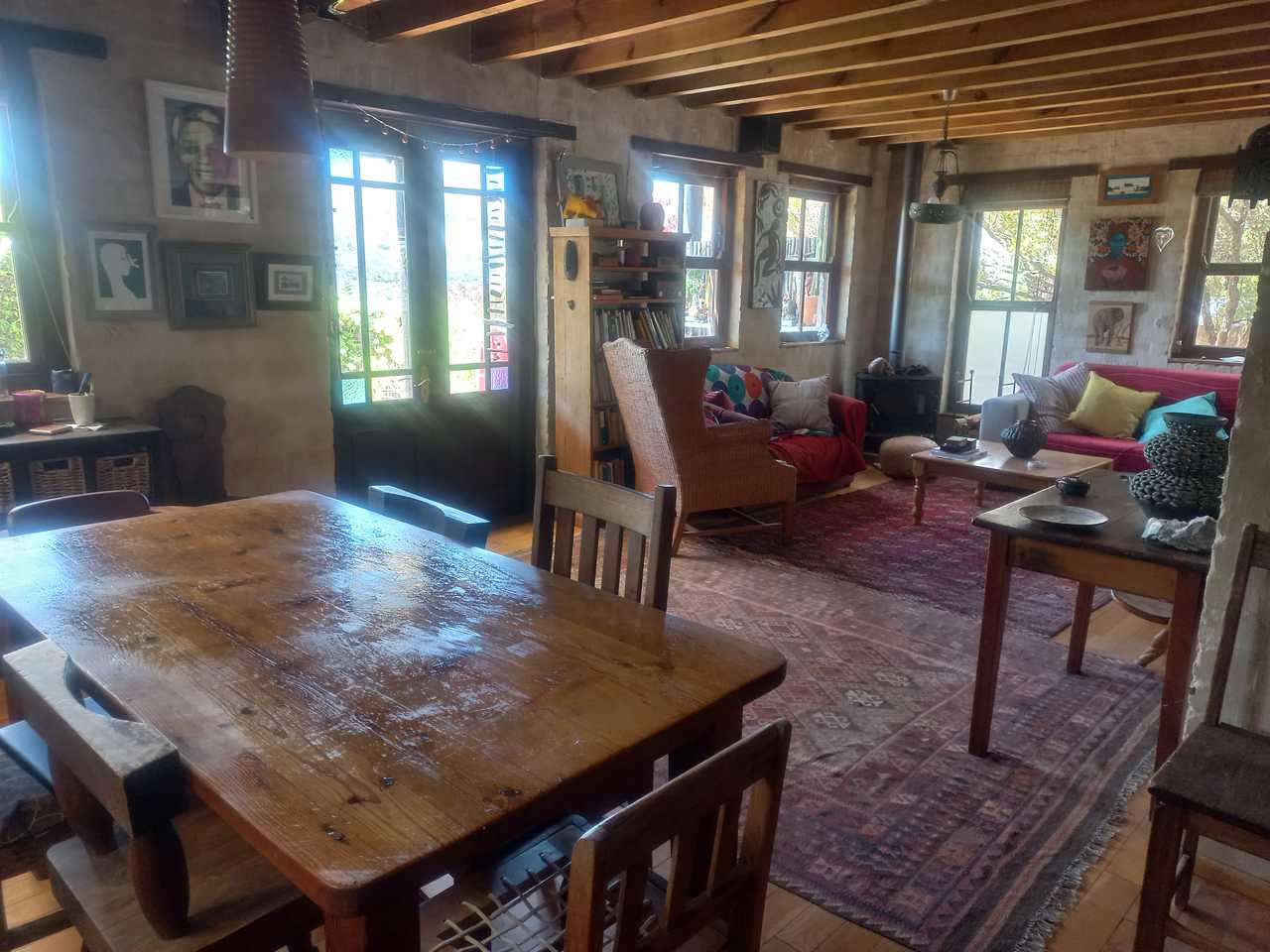 Quiet, quaint, artists 2 bedroom home, close to beaches and mountain walks.
