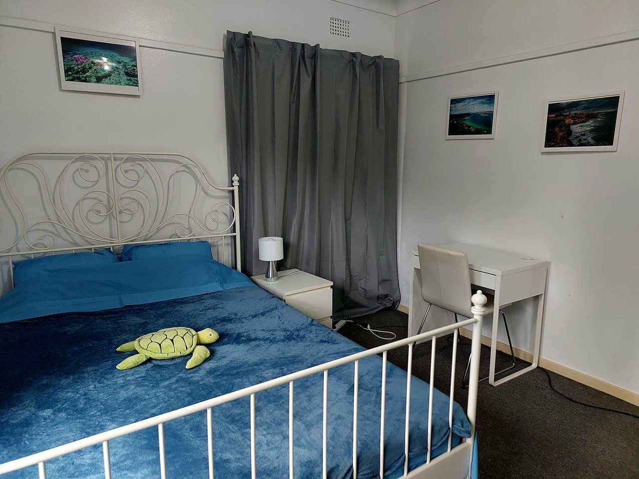 Mermaid room with Queen bed in Bunnies home near to the beach.
