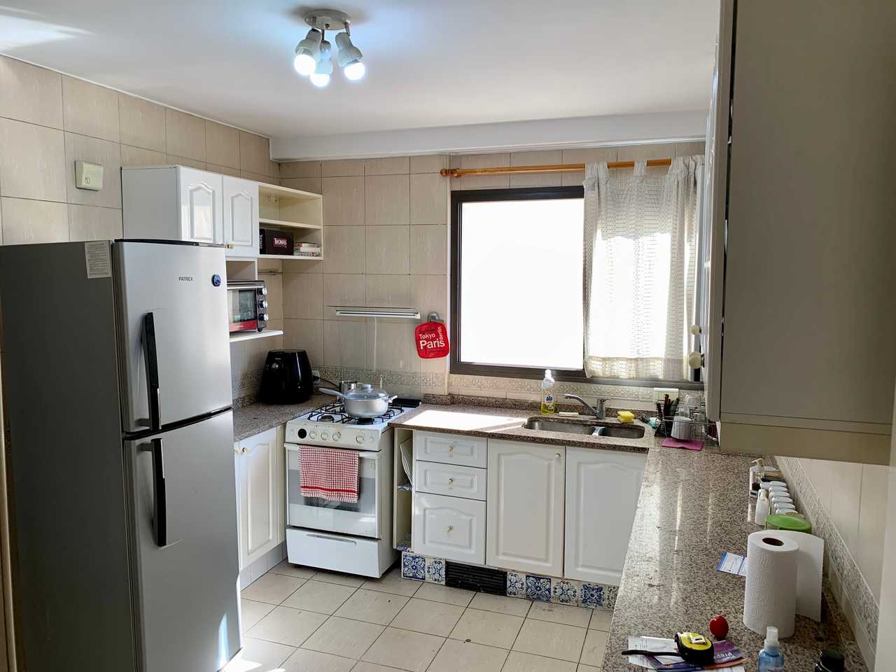 Private room with en-suite bathroom. Vegan host. Great location in Mendoza city!