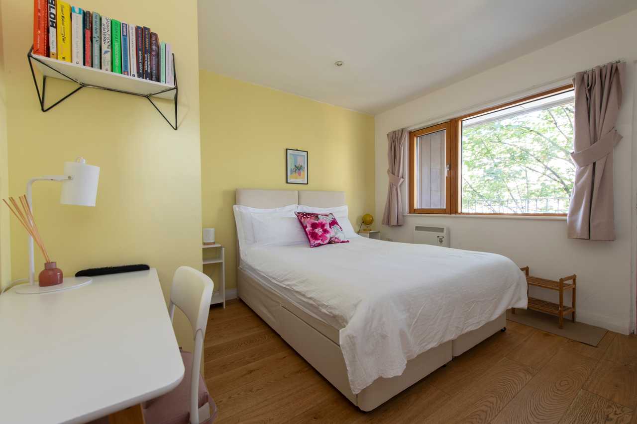 Regent's Canal View Room - Private Bathroom and Entrance