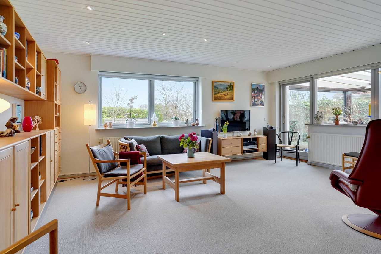 A room in a villa in a quiet neighbourhood surrounded by green areas