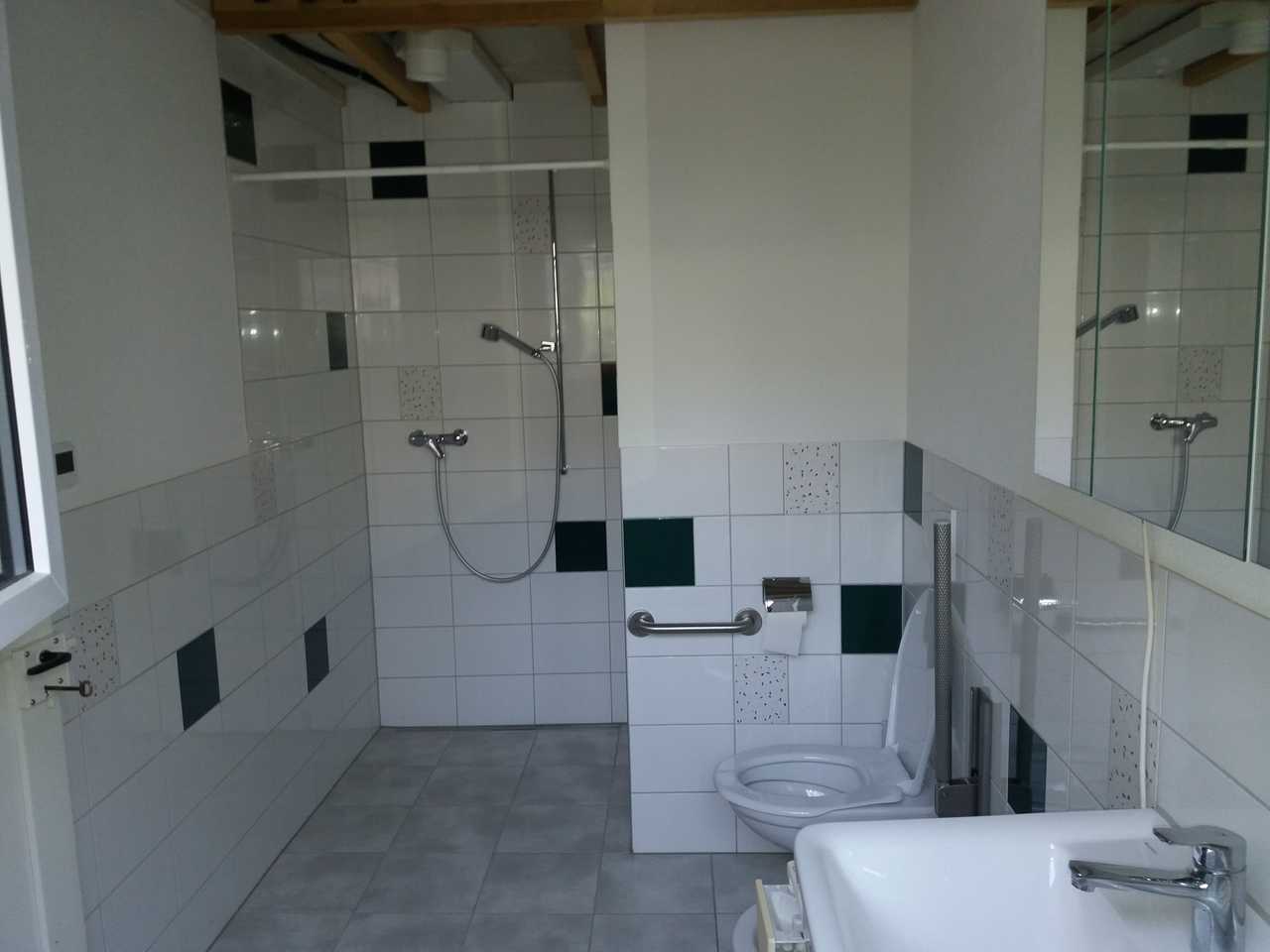 Quiet room in leafy area close to the town centre
