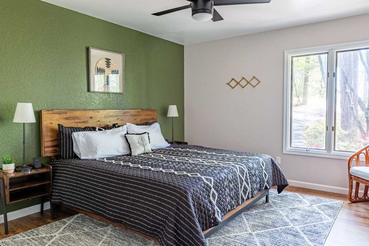 Secluded Mod Lodge - On Trail - Two King Suites - Sleeps 14! 