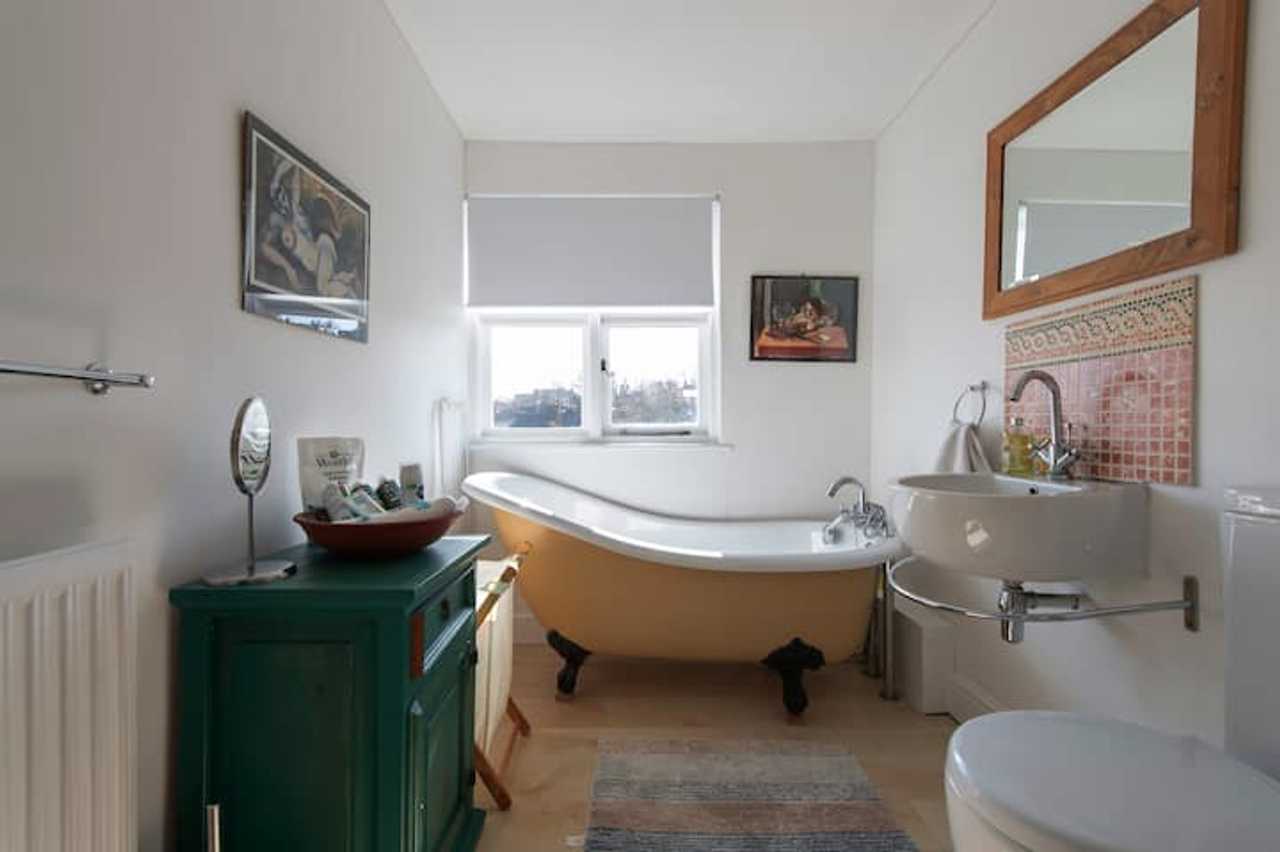 Vegan Household in London with Breakfast Downstairs and Privacy upstairs.