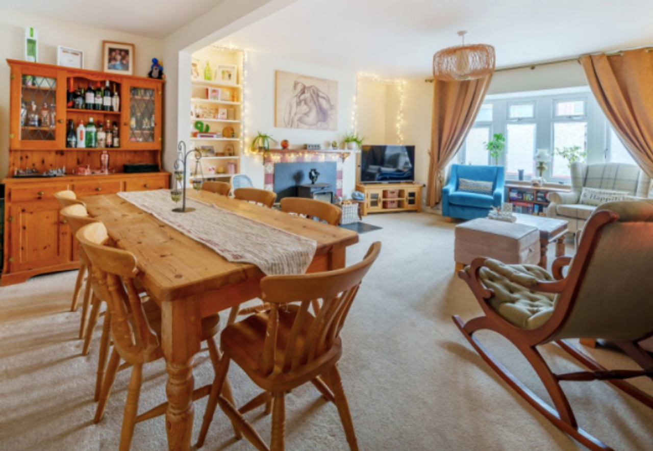 Spacious Room in Cozy Home, at the Heart of the Village