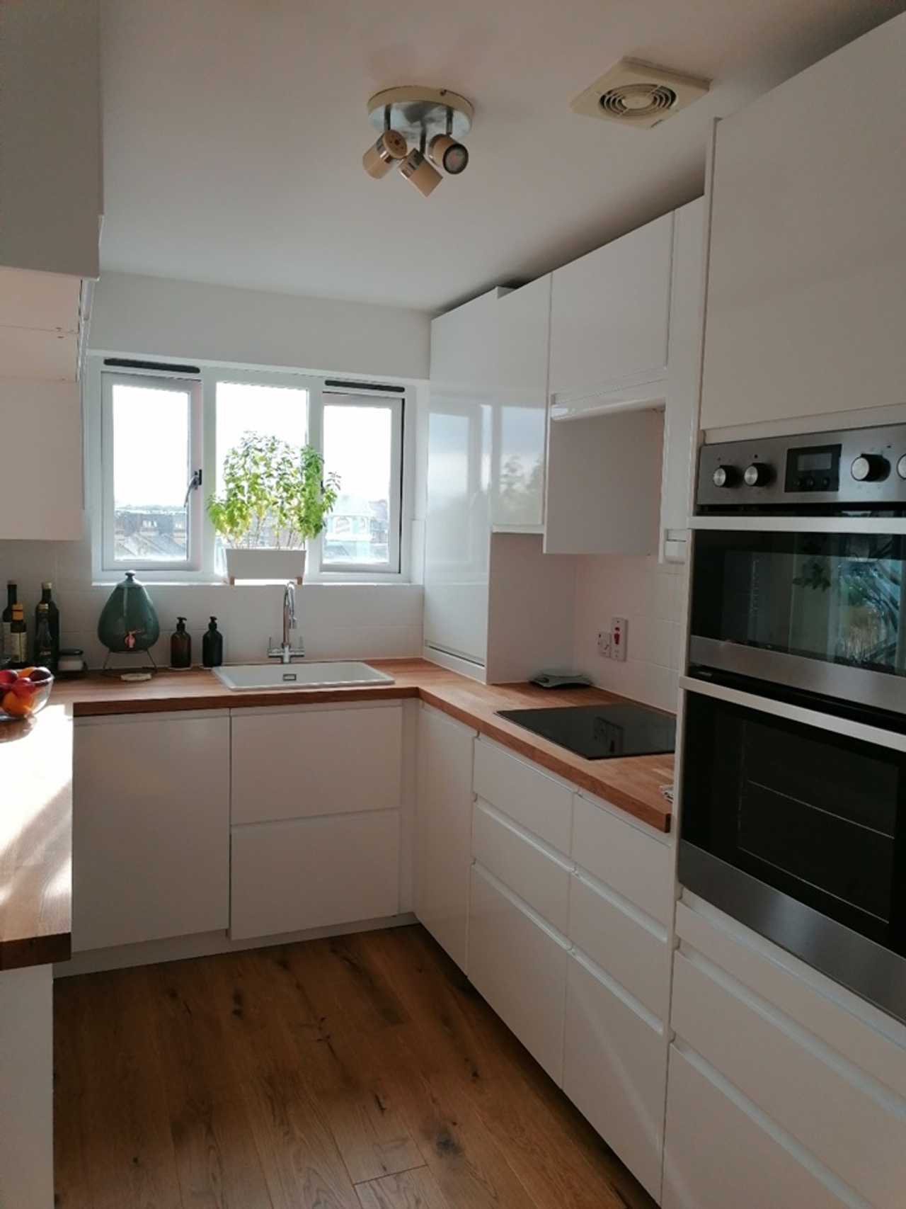 Sunny top floor in Clapton *for female only*